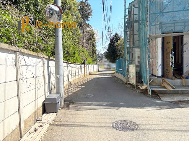 我孫子市岡発戸1期　新築戸建て　1号棟の前面道路含む現地写真|『今から見たい！』大歓迎です♪
お気軽にＲ－ｈomeまでお問い合わせください。