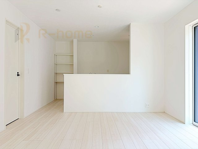 我孫子市岡発戸1期　新築戸建て　1号棟のキッチン|対面式で会話をしながら家事ができます♪便利な可動棚付きでキッチン周りスッキリ♪