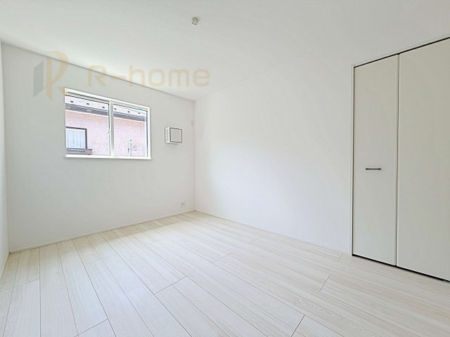 我孫子市岡発戸1期　新築戸建て　1号棟の洋室|どんな部屋家具も合わせやすいシンプルな洋室！
たっぷりの日差しと心地よい風が舞い込む住まい♪