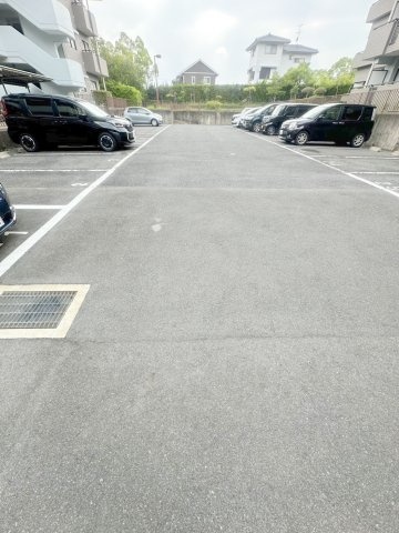 グランドパレス学園前 C棟の駐車場