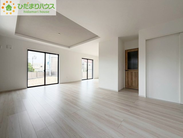 常陸太田市西三町1期　新築戸建　3号棟の居間・リビング|リビング大きな窓からは、暖かな日の光が降り注ぎます・・・