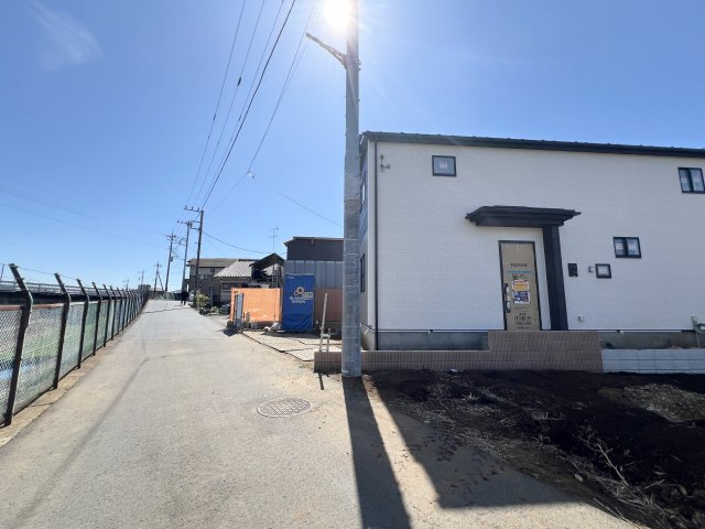 武蔵村山市神明3丁目　全1棟　新築戸建ての前面道路含む現地写真