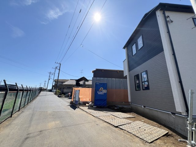 武蔵村山市神明3丁目　全1棟　新築戸建ての前面道路含む現地写真