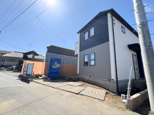 武蔵村山市神明3丁目　全1棟　新築戸建ての前面道路含む現地写真