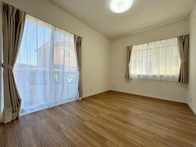 守山市小島町　中古戸建ての洋室|1F 6帖洋室。2面採光で明るい室内。