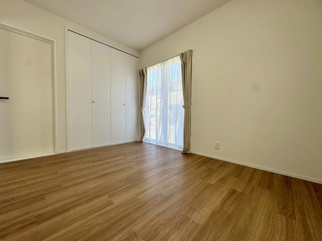 守山市小島町　中古戸建ての洋室|1F 6帖洋室。クローゼット完備でお部屋もすっきりと片付きます。