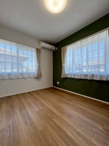 守山市小島町　中古戸建ての洋室|2F 6帖洋室。グリーンのアクセントクロスが落ち着いた雰囲気を演出します。