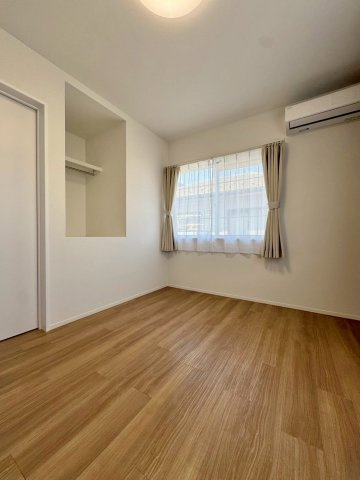 守山市小島町　中古戸建ての洋室|2F 6帖洋室。2面採光で明るい室内。