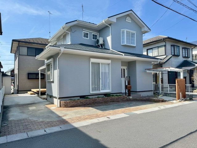 守山市小島町　中古戸建ての前面道路含む現地写真|小学校まで徒歩9分なので、小さなお子様も無理なく通えます。