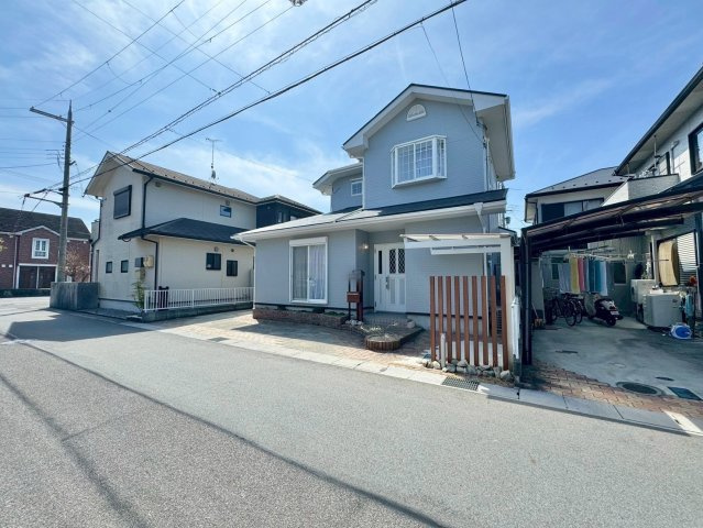 守山市小島町　中古戸建ての前面道路含む現地写真|前面道路幅員がゆったり6ｍあるので、お車の出し入れも楽々です。