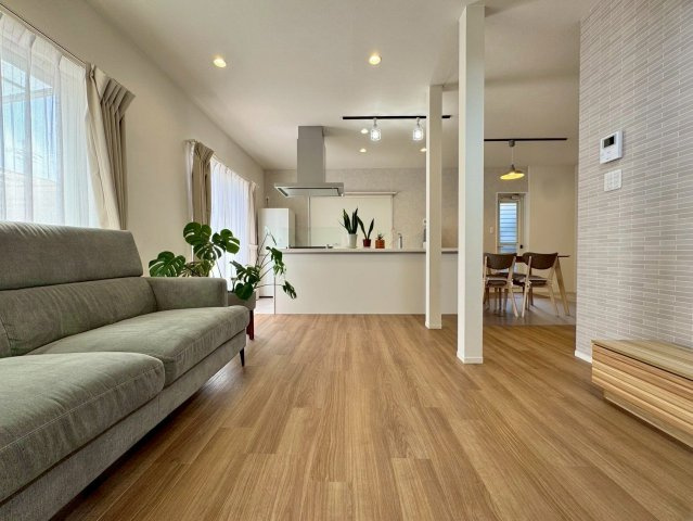 守山市小島町　中古戸建ての居間・リビング|リビングスペースとダイニングスペースの使い分けがしやすいLDK。