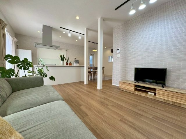 守山市小島町　中古戸建ての居間・リビング|家族の集まるLDKはゆったり19.5帖です。