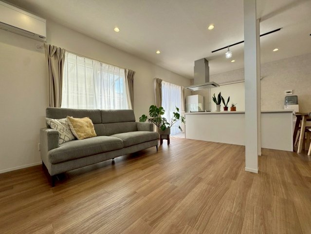 守山市小島町　中古戸建ての居間・リビング|LDKは3面採光なので、各方向から陽の光を取り入れ、ぽかぽかとあたたかいお部屋です。