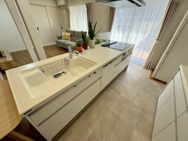 守山市小島町　中古戸建てのキッチン|スムーズな動線とすっきりとしたデザインが人気のアイランドキッチンです。