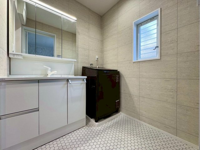 守山市小島町　中古戸建ての独立洗面台|おしゃれなタイルデザインが印象的な洗面脱衣室。