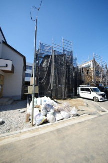 【外観】 | 【仲介手数料無料！！】日野市宮　新築戸建て（全15棟）9号棟　5530万円 | 令和８年3月１５日撮影　建築中