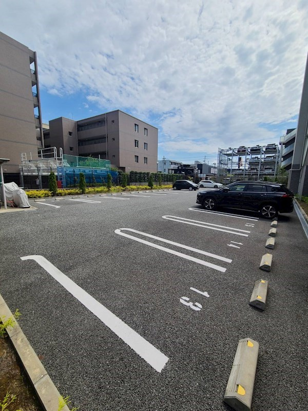カーロ・アロッジオの駐車場