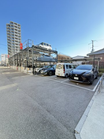 プレサンスTHE神戸の駐車場
