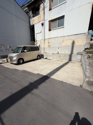 房王寺町2丁目貸家の駐車場