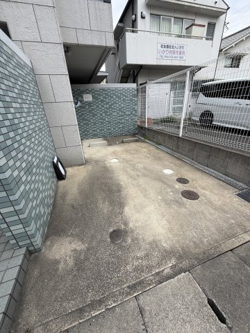 アスール神戸の駐車場