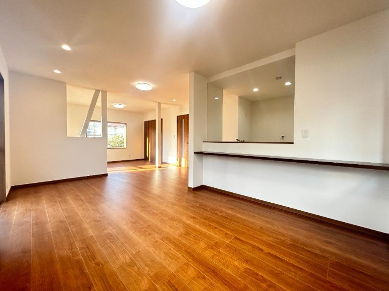 中郡二宮町山西　中古戸建　51.09坪の居間・リビング