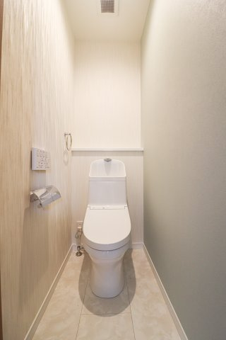 【ReDream】久御山町栄３丁目のトイレ|1階と2階にお手洗いがあるため、朝の混雑時も安心！夜中にトイレに行きたくなっても、階段の昇降することがないので嬉しいですね♪