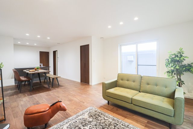 【ReDream】久御山町栄３丁目の居間・リビング|家族揃ってリビングで過ごすお休みの日が、楽しみになる場所となることでしょう。