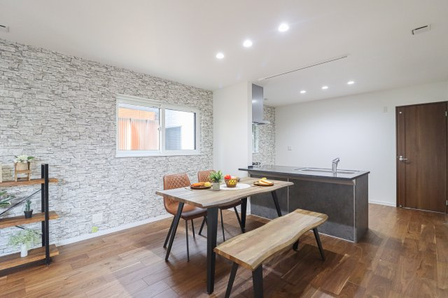 【ReDream】久御山町栄３丁目の居間・リビング|家族の笑い声が聞こえてきそうな大空間♪大きめのLDKはそれだけで心が和みます。
