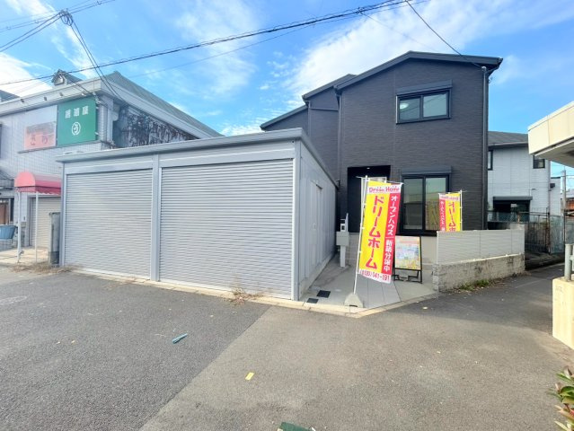 【ReDream】久御山町栄３丁目の外観|シャッター付ガレージは外部から車が見えないことで、車両盗難やいたずらの抑止効果が期待できます。