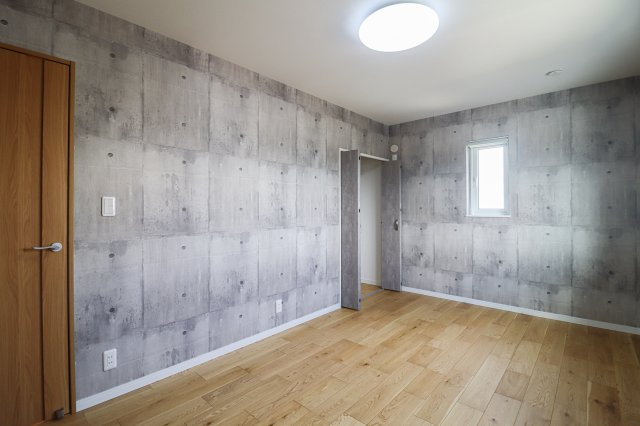 【ReDream】久御山町栄３丁目の洋室|充分な広さと収納機能を備えた部屋はお子様の自発性と成長を促します。お子様の成長を支える、勉強や好きなことに没頭する学びの空間にどうぞ。
