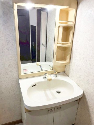 篠栗町和田３丁目 中古戸建の独立洗面台|洗面化粧台！小物が取り出しやすいキャビネット付きです！
（※AI加工により家具・小物を消去しています）