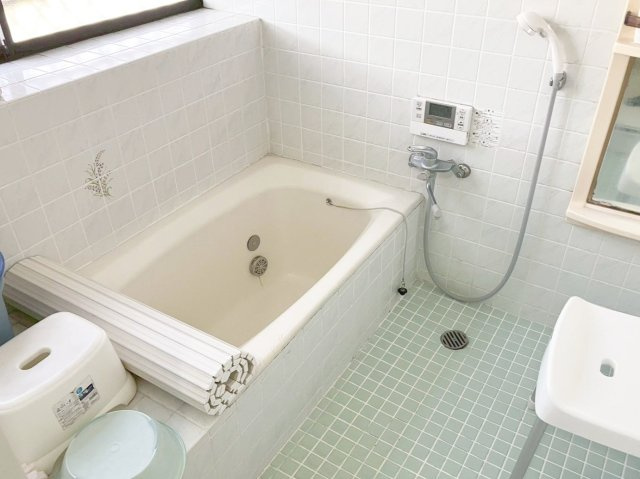 篠栗町和田３丁目 中古戸建の浴室|大きな出窓があり、浴室にこもる湿気をしっかり換気できます！