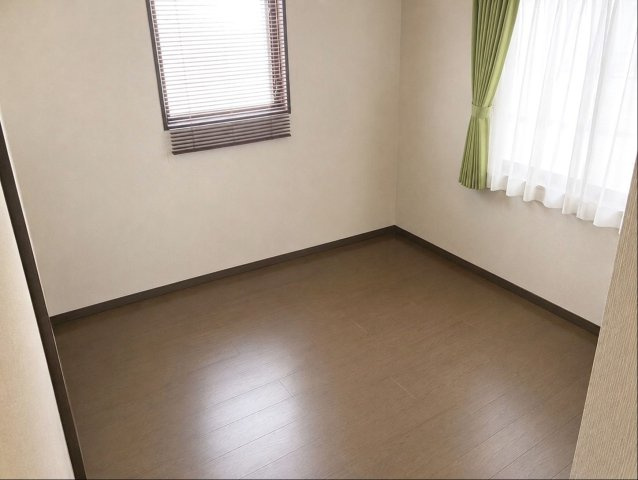 篠栗町和田３丁目 中古戸建の洋室|1階洋室です！
（※AI加工により家具・小物を消去しています）
