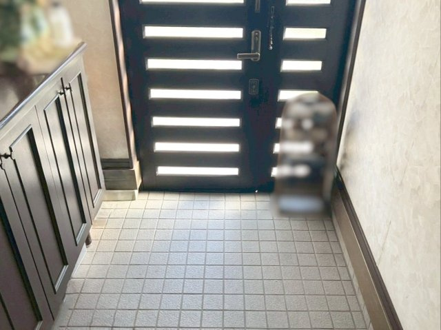 篠栗町和田３丁目 中古戸建の玄関|採光窓のある玄関ドア！玄関はシューズボックス付きです！