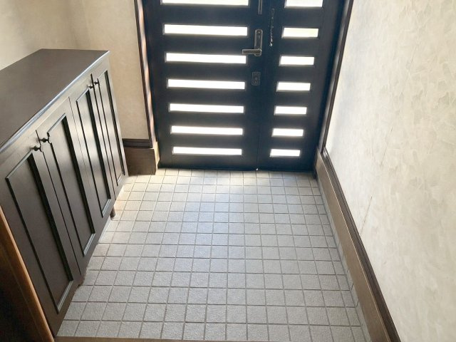 篠栗町和田３丁目 中古戸建の玄関|採光窓のある玄関ドア！玄関はシューズボックス付きです！
（※AI加工により荷物を消去しています）