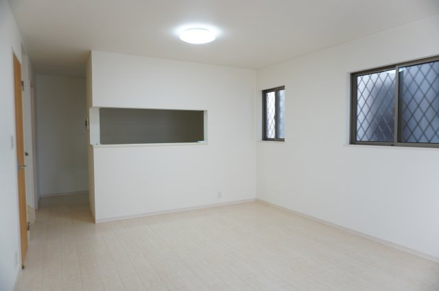 草加市谷塚仲町 中古戸建の居間・リビング