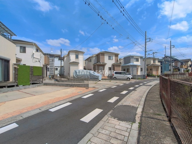 草加市谷塚仲町 中古戸建の前面道路含む現地写真