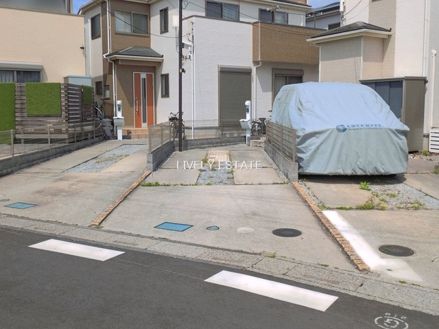 草加市谷塚仲町 中古戸建の駐車場
