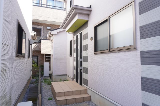 草加市谷塚仲町 中古戸建の玄関