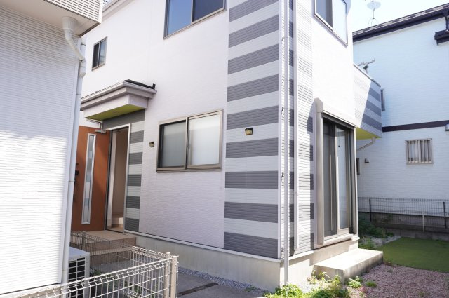 草加市谷塚仲町 中古戸建の玄関