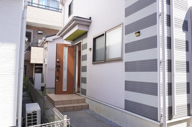 草加市谷塚仲町 中古戸建の玄関