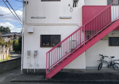 【外観】 | 第五シルクロードハイツ | 土地の面積＝住宅面積ではありません。建ぺい率の問題などで、土地のある場所によって住宅を建てられる面積は限られています。高さもしかり、「土地」という言葉の中には、建築条件も含まれると考えておきましょう。