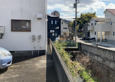 【外観】 | 第五シルクロードハイツ | 土地を買う際、住む地域の自治体や福祉の補助制度にも注目してみましょう。子供や老人の医療補助やゴミ出しのルールなど、自治体によってルールに大きな違いがあるため、暮らしやすい土地で判断するとよいでしょう。