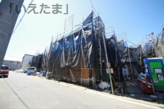 【外観】 | 【仲介手数料無料！！】日野市宮　新築戸建て（全15棟）12号棟　5730万円 | 令和８年3月１５日撮影　建築中