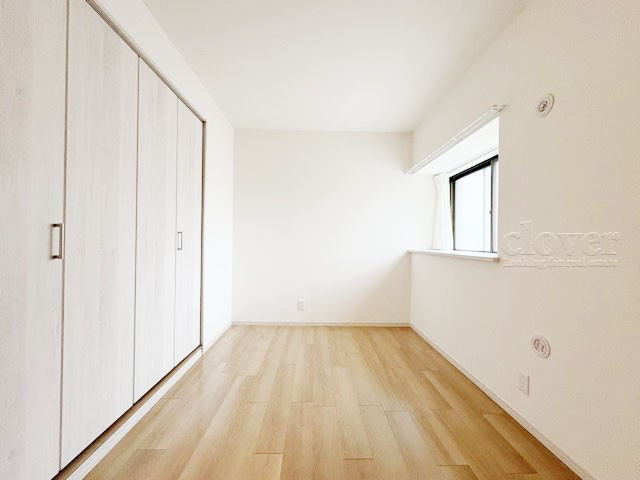 【寝室】 | コートハウス三鷹 | 窓から明るい光が差し込む洋室。ベッドを置いて個人居室にする場合は、多くの時間を過ごすことになる空間です。使い勝手や落ち着きを想像してください。～即日のご見学可能～　お問合せはお気軽にどうぞ。