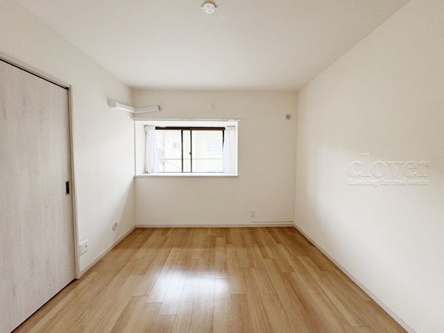 【子供部屋】 | コートハウス三鷹 | 窓の向こうの景色が気持ちよい洋室。実際の面積よりも広く感じられるのは、窓の向こうの景色の開放感によるものです。～即日のご見学可能～　お問合せはお気軽にどうぞ。