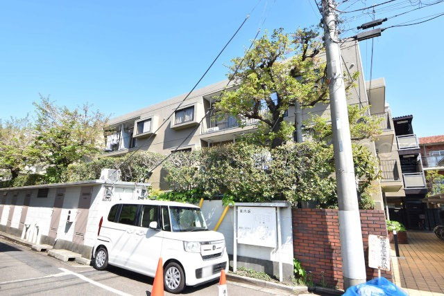 【現況写真】 | コートハウス三鷹 | 前面道路と外観の様子です。～即日のご見学可能～　お問合せはお気軽にどうぞ。