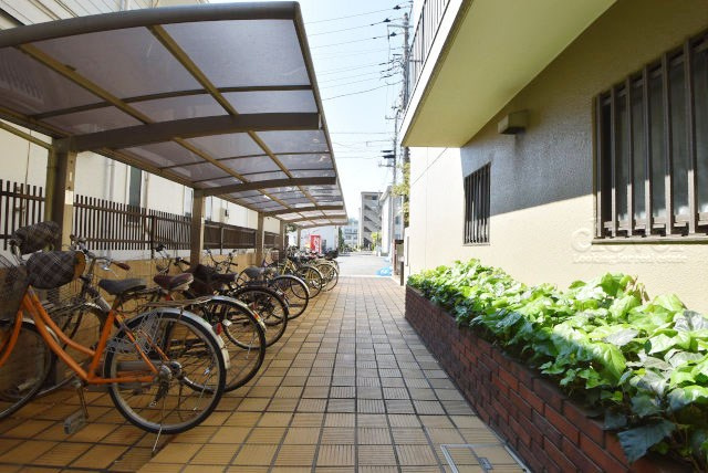 【駐輪場】 | コートハウス三鷹 | 自転車置き場。マンションの共用部にあたります。空きの有無や駐輪料金、各戸の台数制限などについては、改めてお問い合わせください。～即日のご見学可能～　お問合せはお気軽にどうぞ。