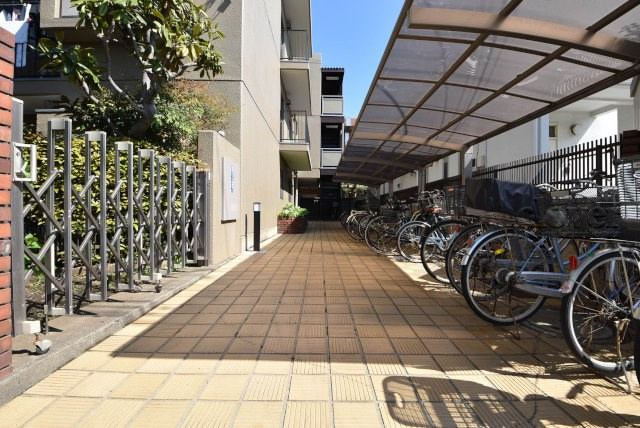 【エントランス】 | コートハウス三鷹 | お客様を、そして住人を出迎えてくれるマンションのエントランス。ゴミが落ちていないことからも、管理状態の良さや住民の節度の高さが見て取れます。～即日のご見学可能～　お問合せはお気軽にどうぞ。