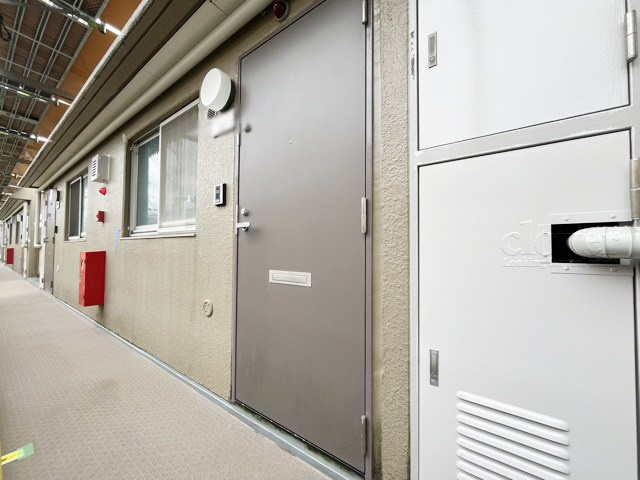 【その他共用部分】 | コートハウス三鷹 | 皆様をお迎えする、お部屋の玄関ドア。開けやすさや開放角度、ドアノブの操作しやすさや鍵の形状などを、現地で一度ご確認ください。～即日のご見学可能～　お問合せはお気軽にどうぞ。